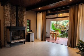 Deluxe Double Room, 1 Queen Bed | Premium bedding, in-room safe, iron/ironing board, free WiFi