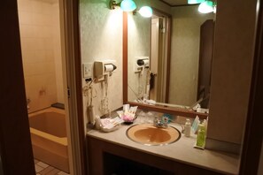 Standard Double Room, River View | Bilik Mandi | Tab mandi dan pancuran berasingan, tab mandi rendaman dalam 