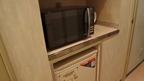 A compact kitchenette with a microwave and a refrigerator. - HOTEL DRESSY -Adults Only (Himeji)