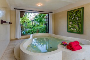 Villa | Indoor spa tub