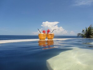 Outdoor pool, pool umbrellas, sun loungers - TOYABALI - Resort (Tulamben)