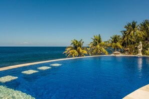 Outdoor pool, pool umbrellas, sun loungers - TOYABALI - Resort (Tulamben)