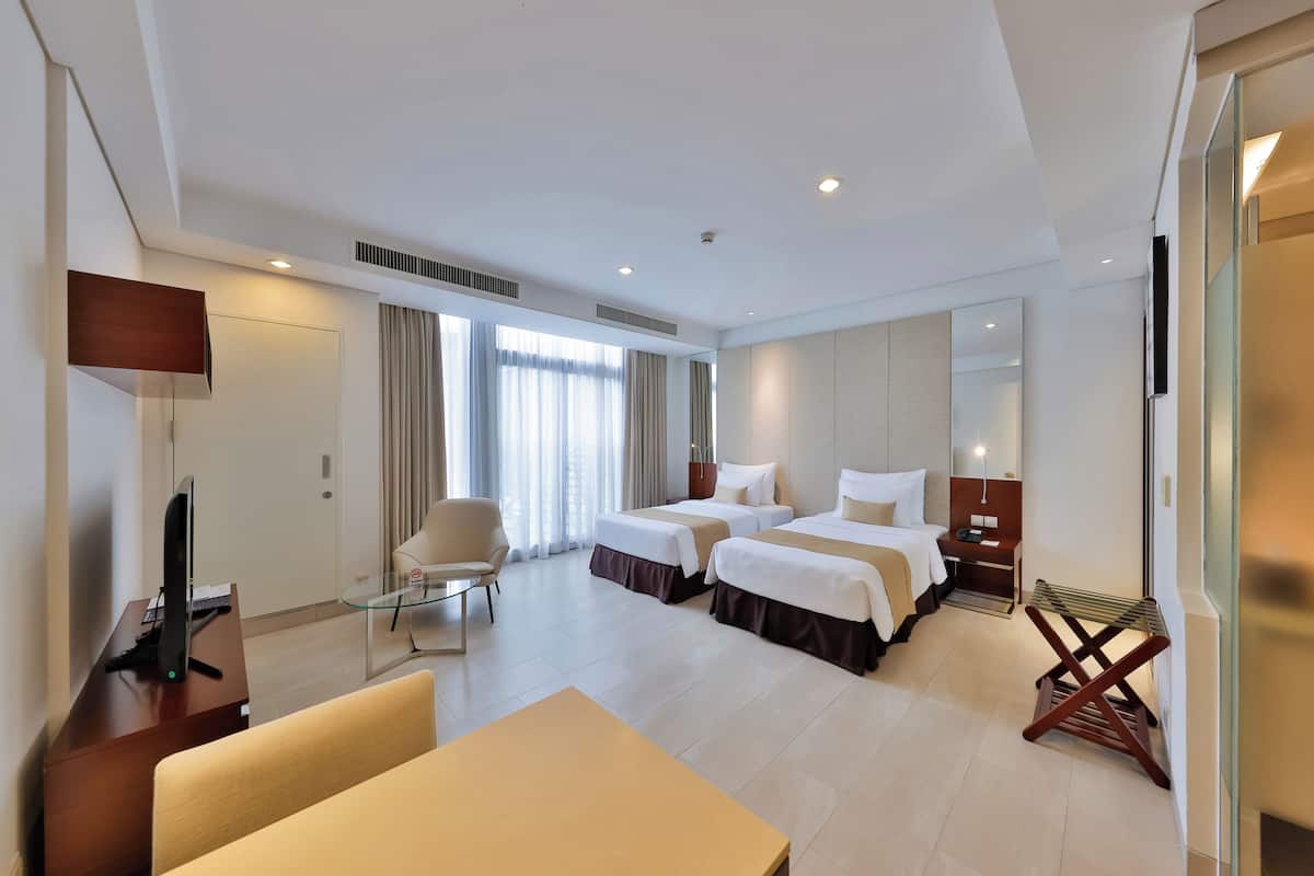 Executive Studio Hollywood Twin/Twin | In-room safe, blackout drapes, iron/ironing board, WiFi (free)