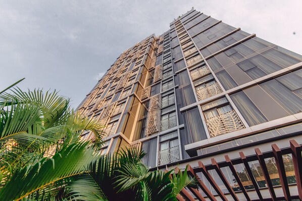 Un immeuble imposant, doté d’une architecture moderne, de grandes fenêtres et de motifs décoratifs en forme de treillis.