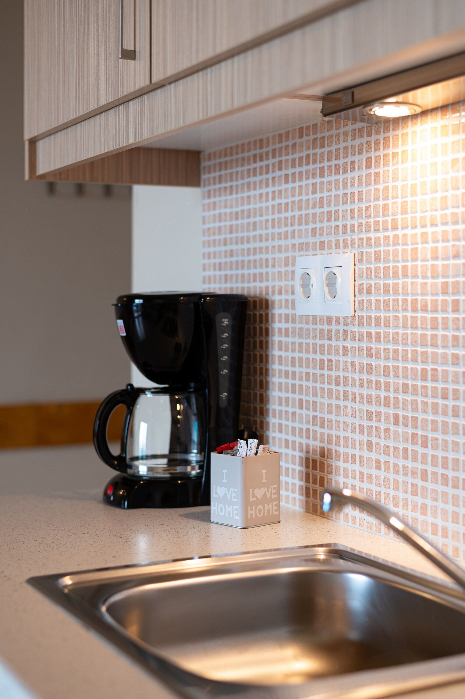 fridge, coffee/tea maker, electric kettle