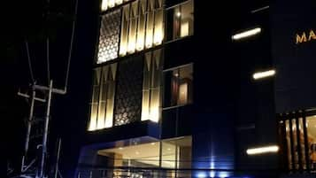 Bagian depan properti - sore/malam