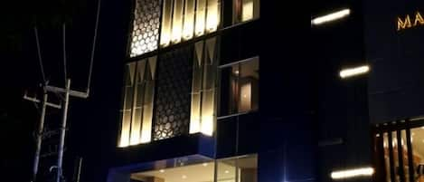 Bagian depan properti - sore/malam