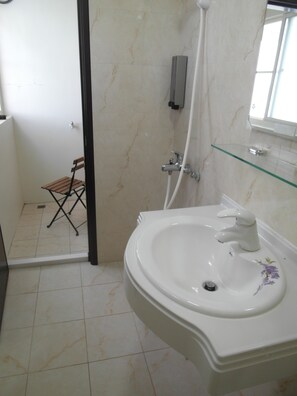 Double Room (302) | Bathroom | Shower, free toiletries, hair dryer, slippers
