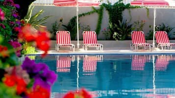 Udendørs pool, parasoller, liggestole
