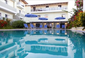 室外游泳池，池畔遮阳伞，日光浴躺椅