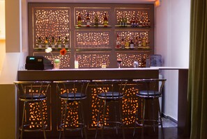 2 bars/lounges