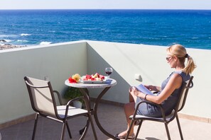 بوفيه فطور يوميًا بتكلفة قدرها (15 EUR للشخص)