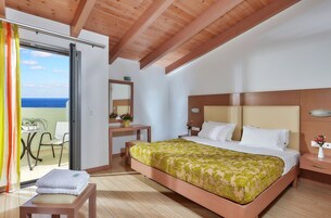 家庭套房, 1 间卧室, 部分海景 | 客房内保险箱、隔音、免费婴儿床、免费 WiFi