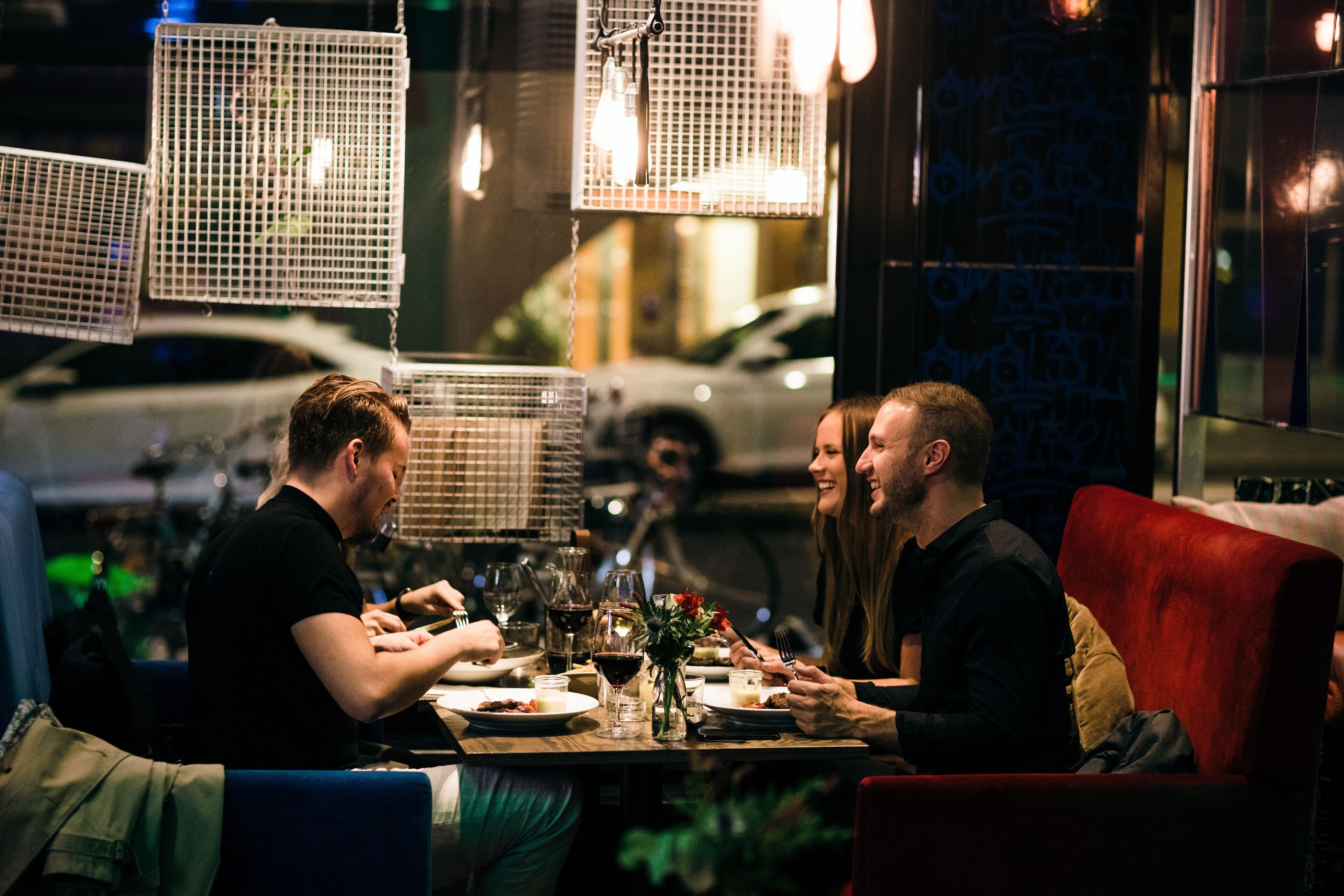 Een restaurant met een eettafel gedekt voor twee personen, omringd door stoelen.