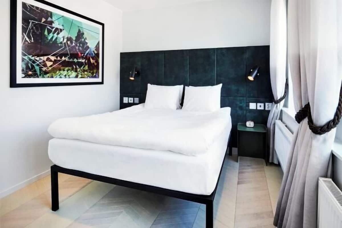 Iron/ironing board, free WiFi, bed sheets, wheelchair access