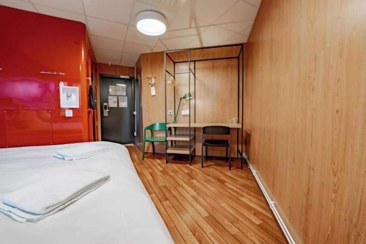 Iron/ironing board, free WiFi, bed sheets, wheelchair access