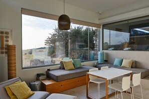 Sunrise Retreat with outdoor Hot Tub & Sea Views | Oppholdsområde | En 32-tommers smart-TV med digitale kanaler samt Netflix