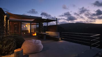 Valley Retreat with courtyard Hot Tub & Sea Views | 露台