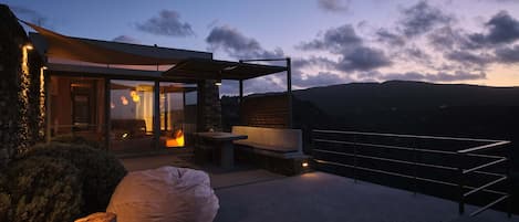 Valley Retreat with courtyard Hot Tub & Sea Views | 露台/庭院