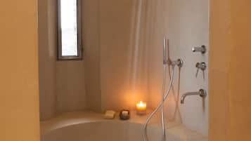 Vila, pemandangan laut (Astarti Retreat) | Kamar mandi | Perlengkapan mandi desainer, pengering rambut, jubah mandi, dan sandal