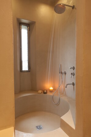 Vila, vista para o mar (Astarti Retreat) | Banheiro | Produtos de toalete de grife, secador de cabelo, roupões de banho 