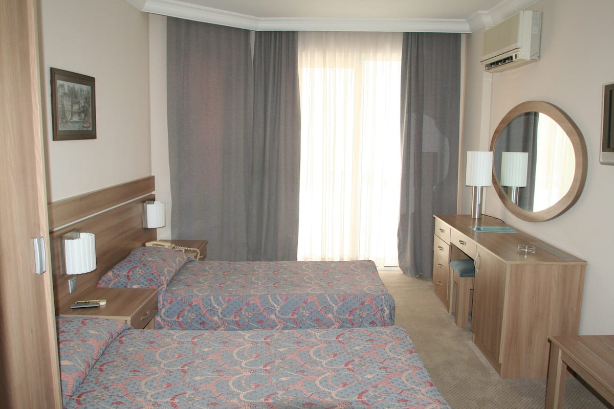 Een minibar, een bureau