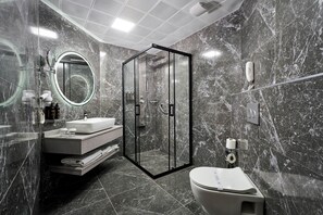 Bathtub, deep soaking tub, free toiletries, hair dryer - Elysee Beach Hotel (Alanya)
