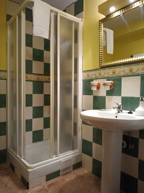 Standard Double Room | Bathroom | Shower, free toiletries, hair dryer, towels - Pensión Begoña (Bilbao)