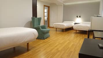 Triple Room | Blackout drapes, free WiFi, bed sheets