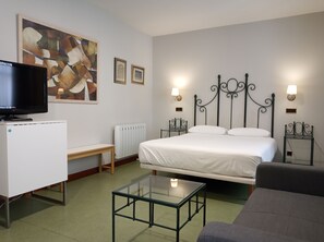 Superior Double Room | Blackout drapes, free WiFi, bed sheets - Pensión Begoña (Bilbao)