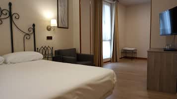 Habitación doble superior | Cortinas opacas, wifi gratis, ropa de cama