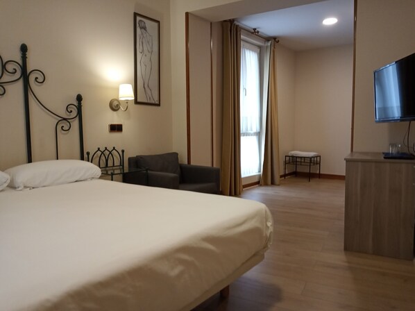 高级双人房 | 遮光窗帘、免费 WiFi、床单