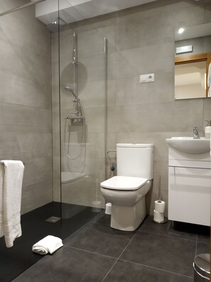 Habitación triple | Baño | Ducha, artículos de higiene personal gratuitos y secador de pelo