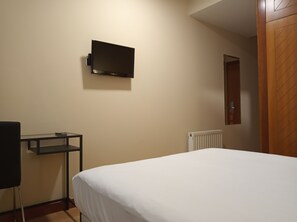Single Room | Blackout drapes, free WiFi, bed sheets - Pensión Begoña (Bilbao)