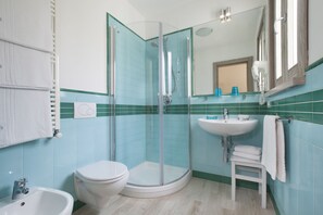 Quadruple Room | Bathroom | Shower, free toiletries, hair dryer, bidet