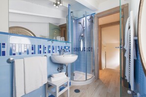 Ducha, artículos de tocador gratuitos, secador de pelo, bidet
