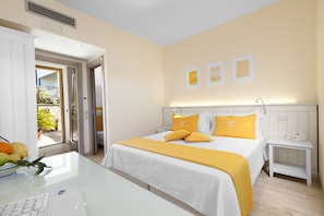 Quarto casal ou duplo, vista para o jardim | Frigobar, cofres nos quartos, escrivaninha, quartos à prova de som