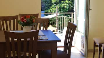 Breakfast, lunch, dinner served; Regional cuisine