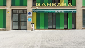A building with a sign reading 'GANBARAHOSTEL' and a Heineken banner. - Hostal Ganbara (Bilbao)