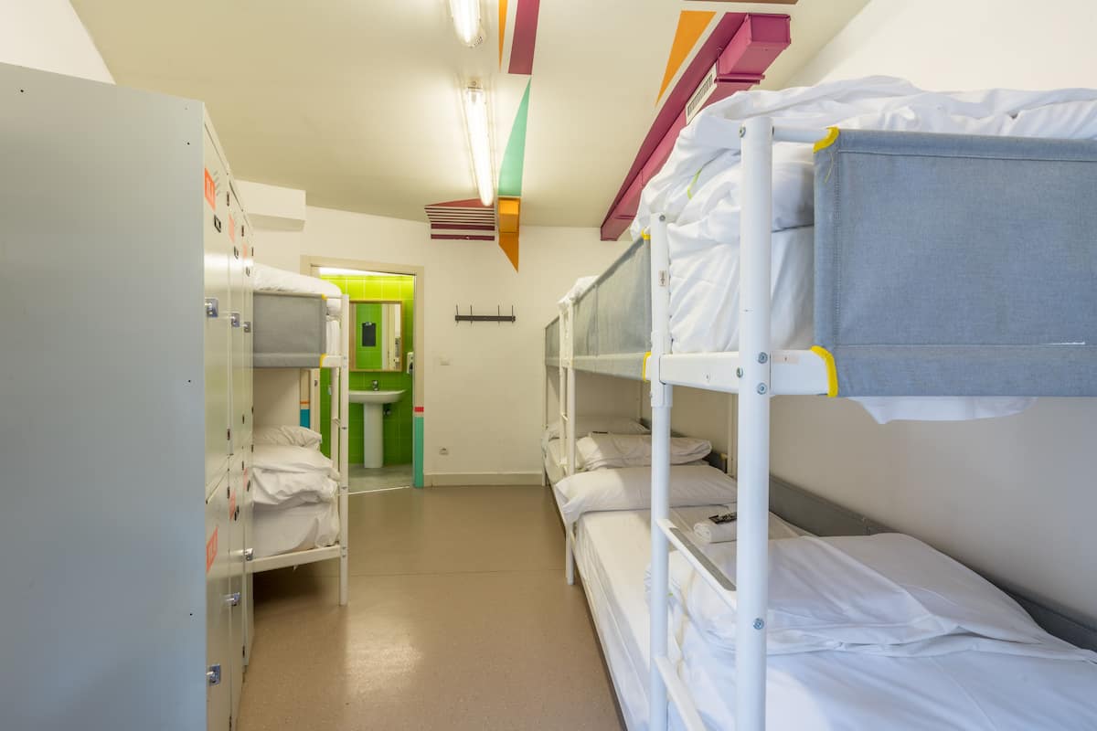 Slaapzaal, privébadkamer | Verduisterende gordijnen, geluiddichte muren