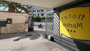 A hotel entrance with a yellow sign reading "HOTEL M". - Hotel Martini (Casavatore)