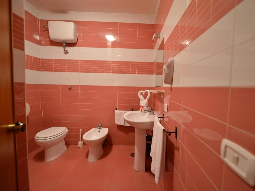 Badkamer | Een douche, gratis toiletartikelen, een haardroger, een bidet