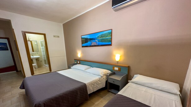 Triple Room | In-room safe, desk, free cots/infant beds, free WiFi - Hotel Martini (Casavatore)