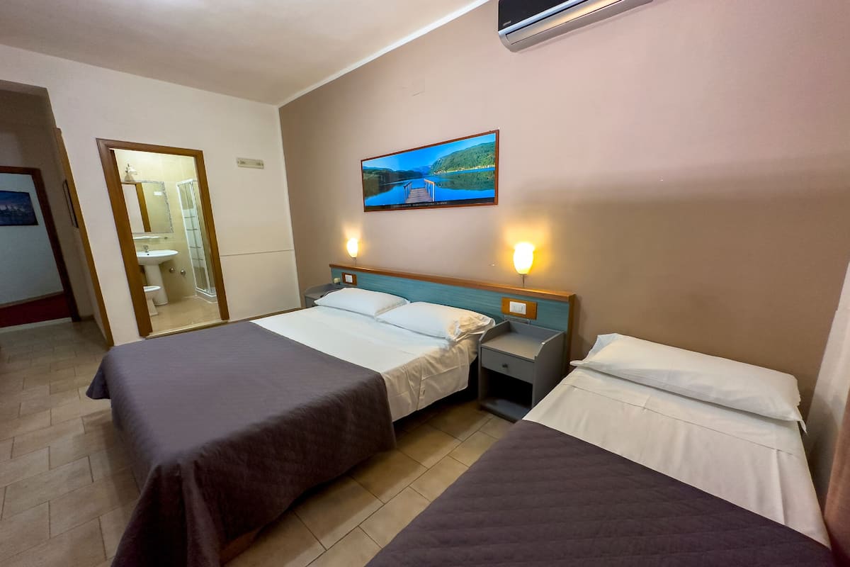 Triple Room | In-room safe, desk, free cribs/infant beds, free WiFi