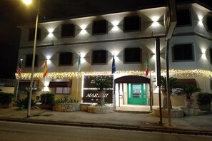Front of property – evening/night - Hotel Martini (Casavatore)