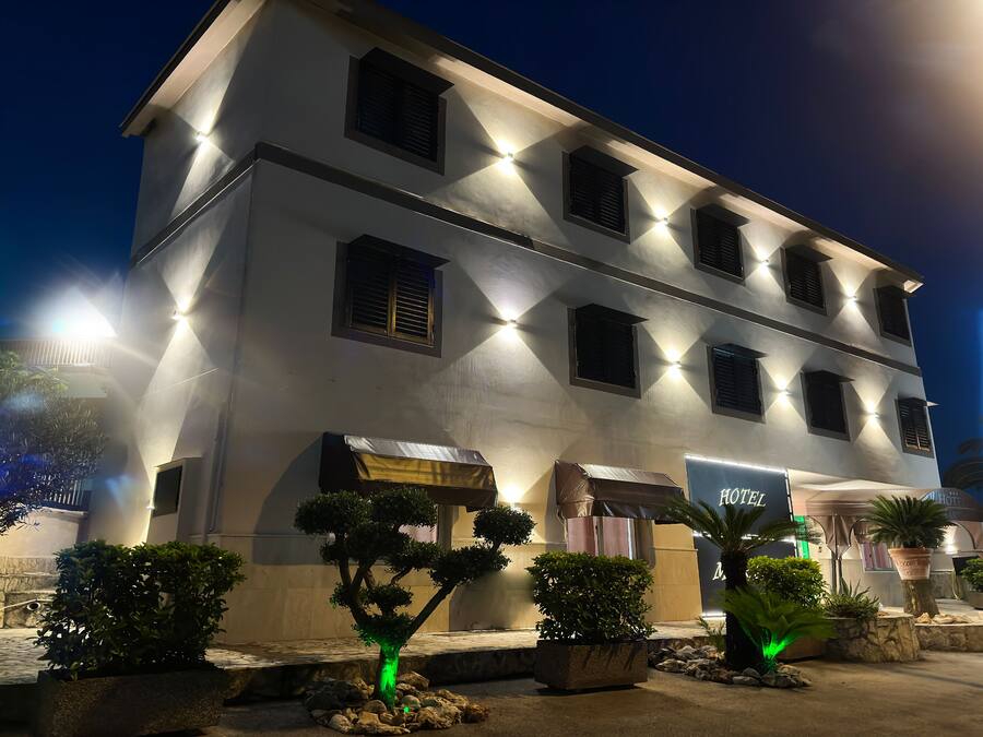 Majoituspaikan julkisivu illalla/yöllä