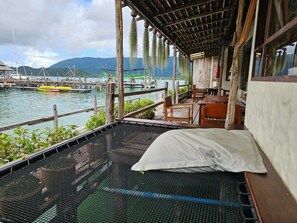 Standaard kamer | Woonruimte | Een 32-inch lcd-televisie met digitale zenders en televisie