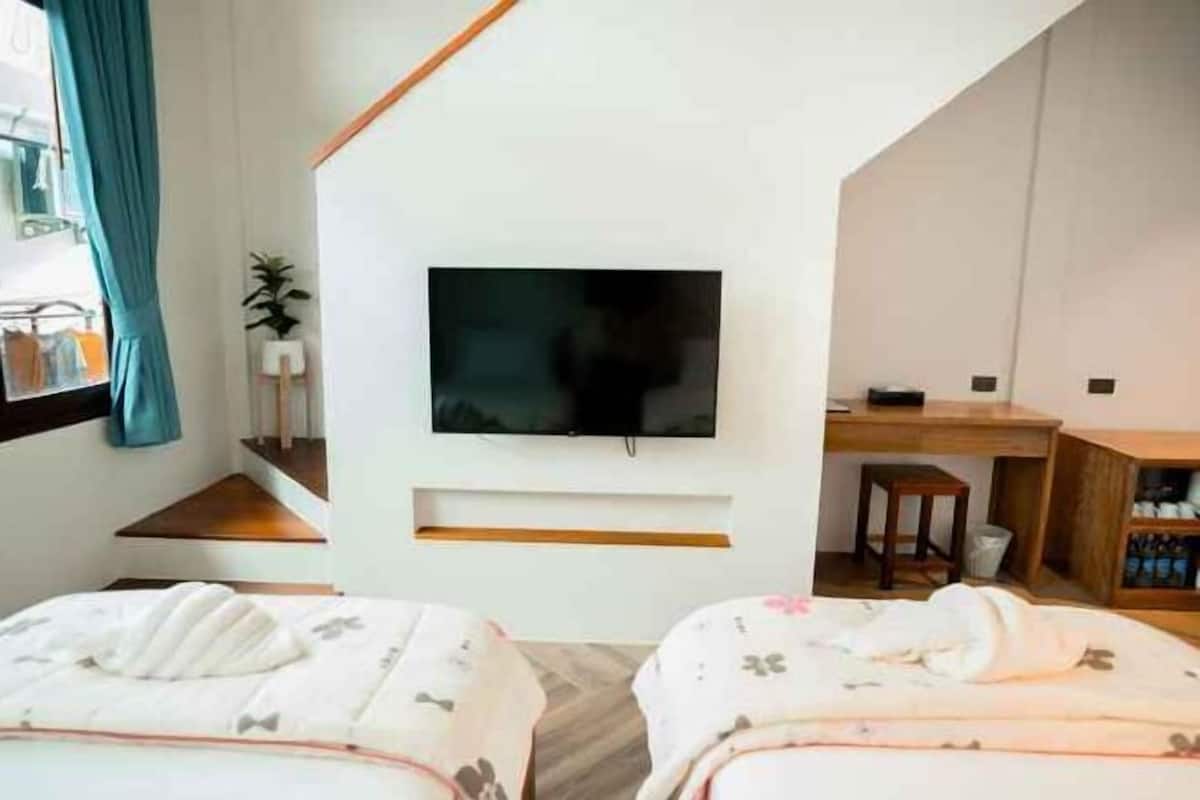 Blackout drapes, free WiFi, bed sheets