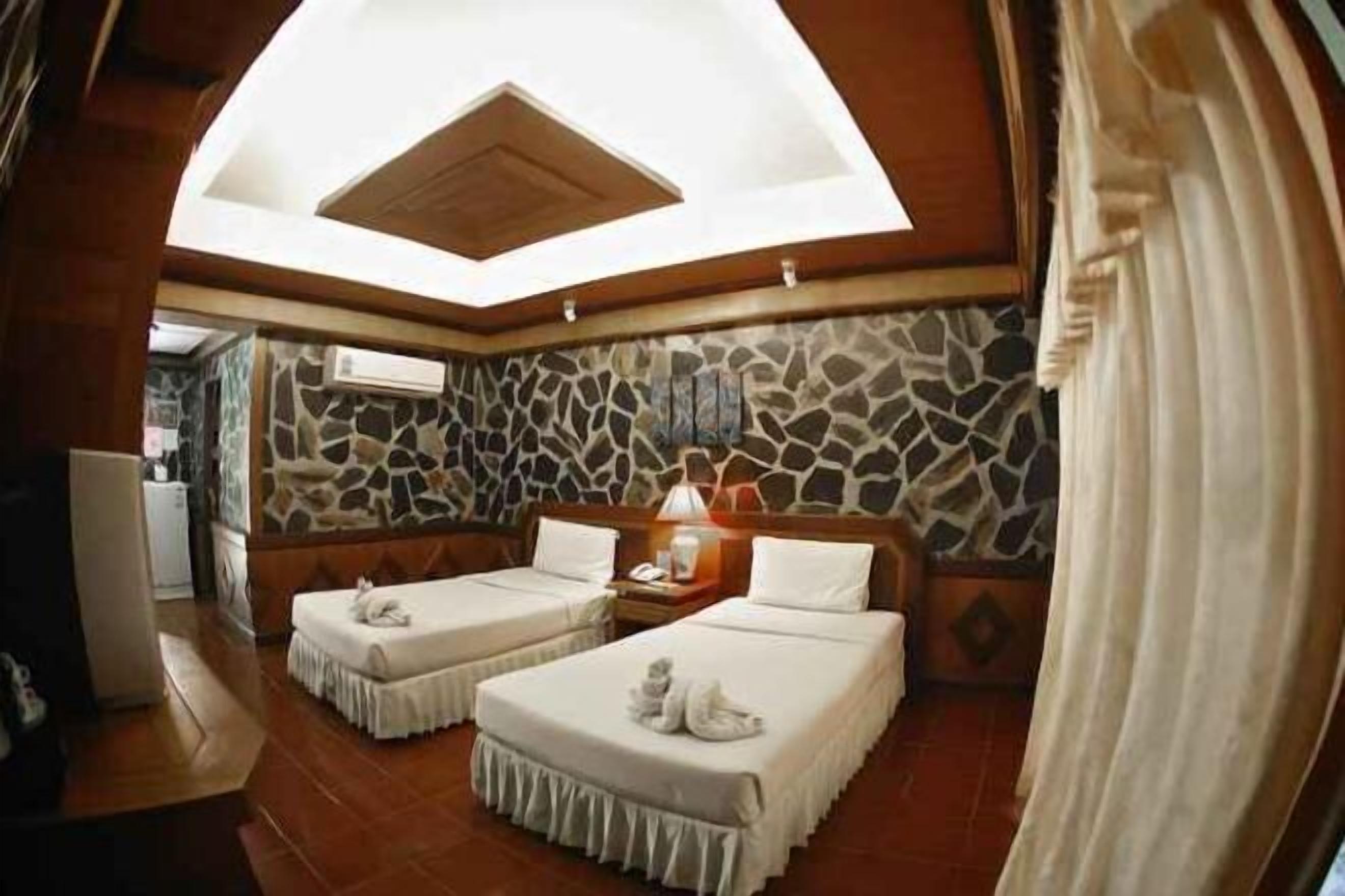 Minibar, coffres-forts dans les chambres, bureau, Wi-Fi gratuit