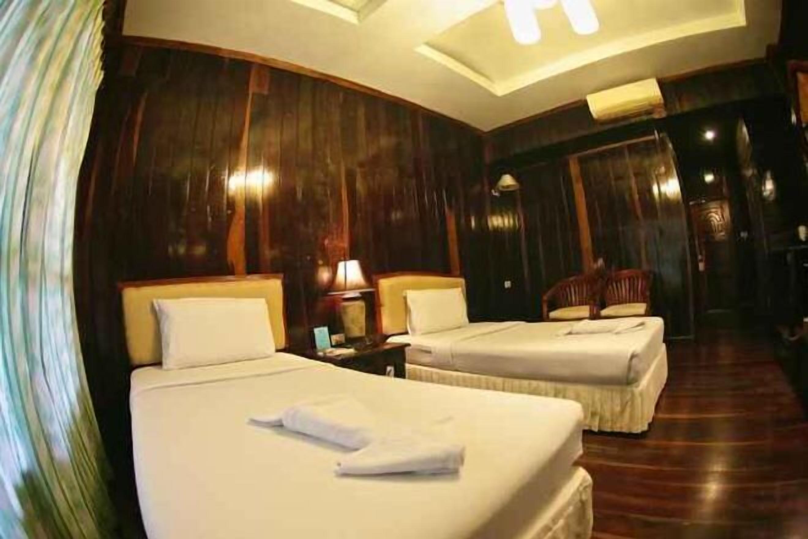 Een minibar, een kluis op de kamer, een bureau, gratis wifi